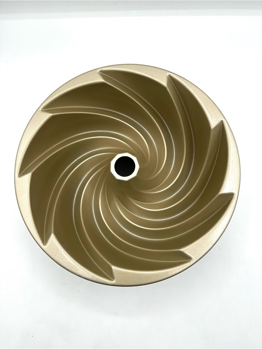 Nordic Ware Heritage Bundt Pan. 10 cup - Picture 5 of 14